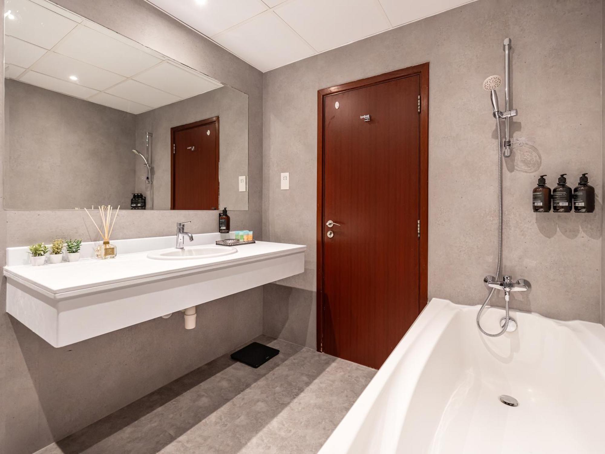 Апартаменти Elegant Eye Retreat *